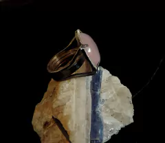 Somerset. Anel de prata com quartzo rosa - comprar online