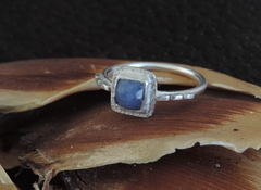 Anel de prata com Quartzo azul