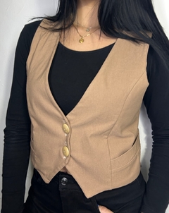 Chaleco beige corto forrado en internet