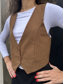 Imagen de Chaleco corto Mocha Mousse Forrado con botones!