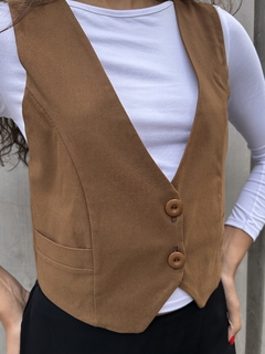 Chaleco corto Mocha Mousse Forrado con botones! - tienda online