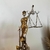 Estátua da Dama da Justiça Themis em cima do Globo 32x8cm - Símbolo Direito Advocacia na internet