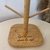 Suporte de xícaras em bambu com base quadrada com frase personalizada - comprar online
