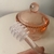 Meleira de Cristal com Colher Pearl Rosa 10cm x 8cm x 7cm - Ateliê Arte & Decor | CASA & DECORAÇÃO 