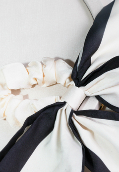 Scrunchie Black and White na internet
