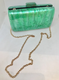 Clutch em acrílico verde marmorizado - Gaia Acessórios e Tendência