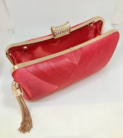 Clutch em cetim vermelho e fecho cravejado na internet