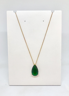 Colar dourado com pingente gota verde escuro