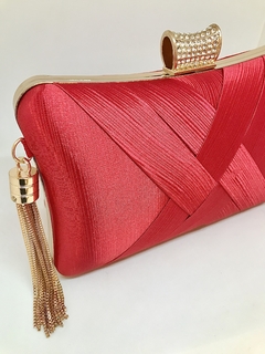 Clutch em cetim vermelho e fecho cravejado - Gaia Acessórios e Tendência