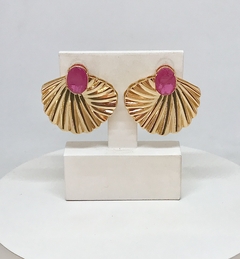Brinco dourado metal ondulado com cristal oval pink - comprar online