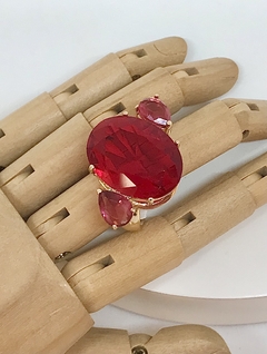 Anel dourado cristal oval vermelho e gotas pink