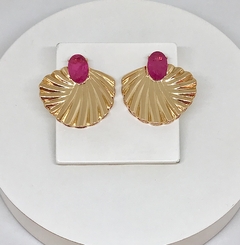 Brinco dourado metal ondulado com cristal oval pink - Gaia Acessórios e Tendência