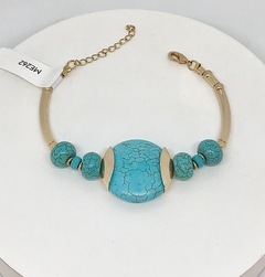 Pulseira dourada com canutilhos de metal e pedras de howlita na internet