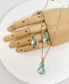 Colar dourado com pingente gota cristal azul claro e cristal redondo azul claro na internet