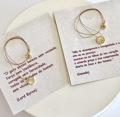 Colar em fio de seda com pingente banhado a ouro 18k