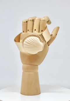 Bracelete dourado semi aberto com concha em resina na internet