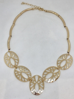 Colar dourado canutilhos de metal grandes e medalhas ovais desenhadas na internet