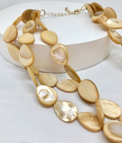 Colar dourado com três voltas em madrepérolas gota caramelo na internet