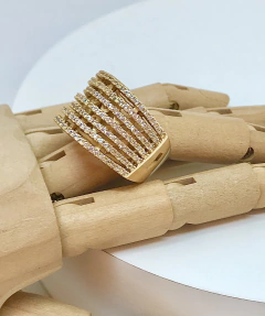 Anel dourado metal com 7 aros cravejados na internet