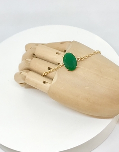 Pulseira dourada elos ovais com cristal verde esmeralda leitoso