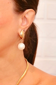 Brinco dourado pérola shell grande - Gaia Acessórios e Tendência