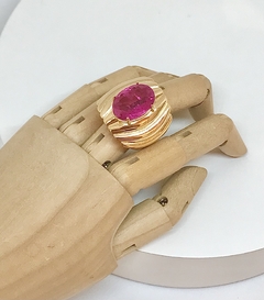 Anel dourado metal com tiras e cristal pink oval - comprar online