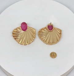 Brinco dourado metal ondulado com cristal oval pink na internet