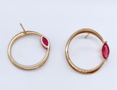 Brinco dourado argola frontal com zirconia pink na internet