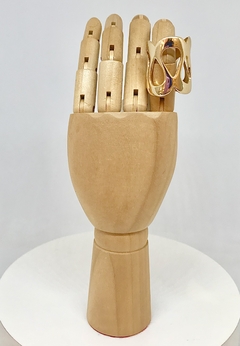 Anel dourado com desenho de gotas no metal na internet