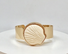 Bracelete dourado semi aberto com concha em resina - comprar online