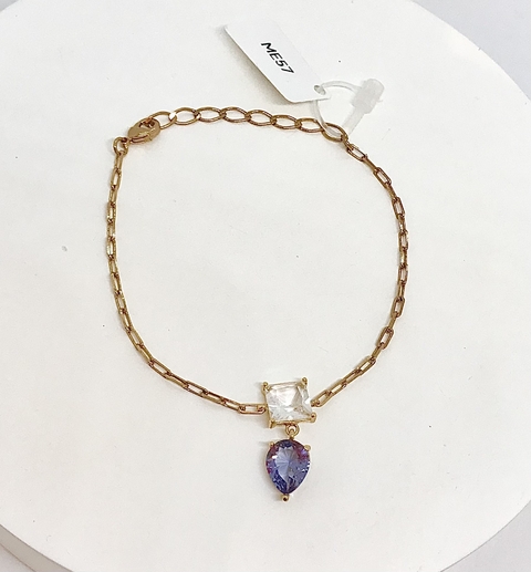 Pulseira dourada corrente cartier com crista quadrado e gota lilás