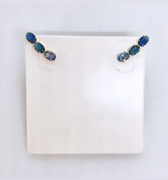 Brinco dourado ear cuff com zircônias em tons de azul - loja online