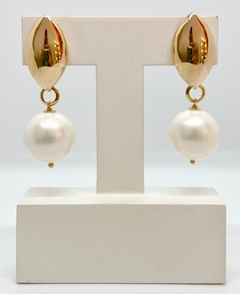 Brinco dourado pérola shell grande