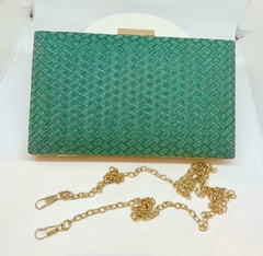 Clutch em tecido com brilho turquesa na internet