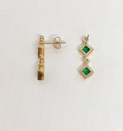 Brinco dourado dois micro losangos cristal e dois losangos cristais verdes intercalados na internet