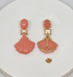 Brinco dourado em acetato laranja formato concha e cristal fumê - Gaia Acessórios e Tendência