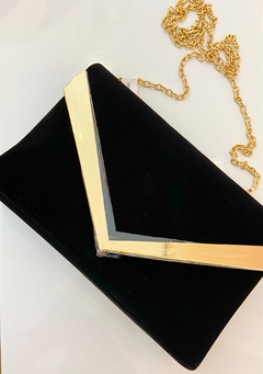 Clutch veludo preto e detalhes dourado - comprar online