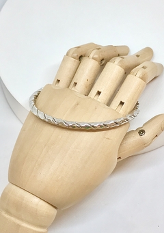 Bracelete ródio branco semi aberto tubular trançado