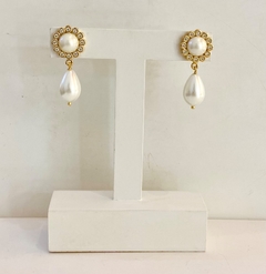 Brinco dourado pérola shell gota e zirconias