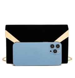 Clutch veludo preto e detalhes dourado na internet