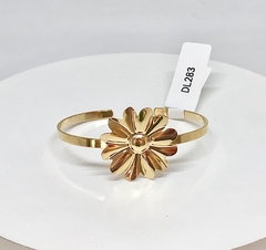 Bracelete dourado semi aberto com flor em metal - Gaia Acessórios e Tendência