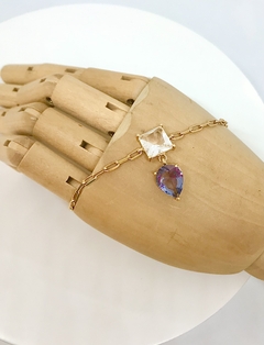 Pulseira dourada corrente cartier com crista quadrado e gota lilás na internet