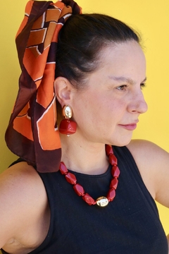 Brinco dourado com acetato orgânico vermelho telha - Gaia Acessórios e Tendência