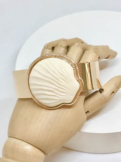 Bracelete dourado semi aberto com concha em resina