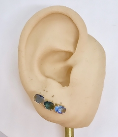 Brinco dourado ear cuff com zircônias em tons de azul - comprar online