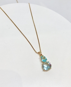 Colar dourado com pingente gota cristal azul claro e cristal redondo azul claro
