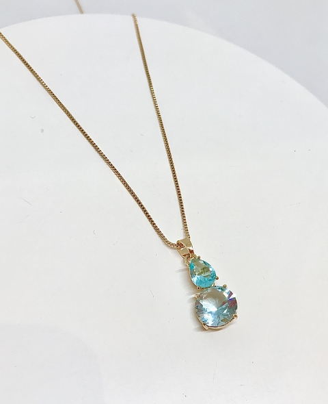 Colar dourado com pingente gota cristal azul claro e cristal redondo azul claro