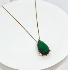 Colar dourado com pingente gota verde escuro - comprar online