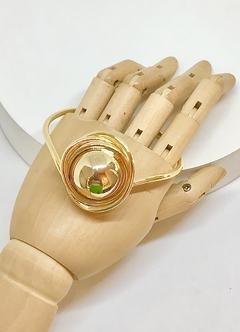 Bracelete dourado semi aberto meia esfera entrelaçada