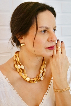 Colar dourado com três voltas em madrepérolas gota caramelo - Gaia Acessórios e Tendência